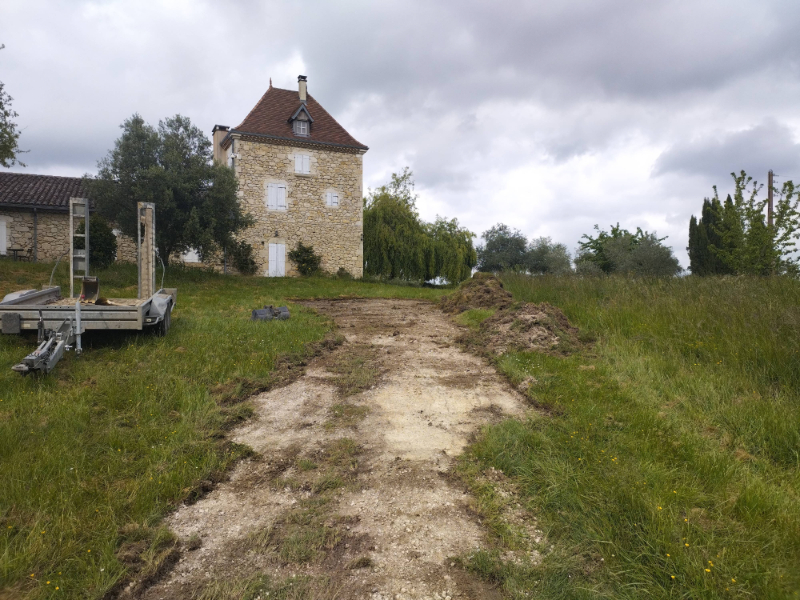 Travaux en cours pour la création d’un chemin à Mauroux.