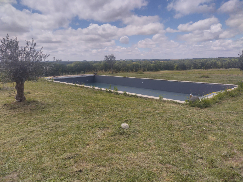 Préparation du terrain pour le terrassement d'une piscine à Mauroux.